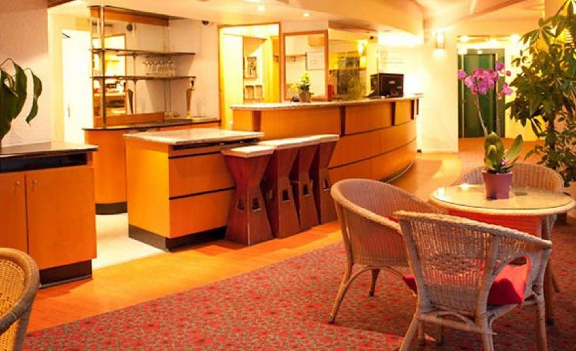 Egg Hotel Gonesse Esterno foto